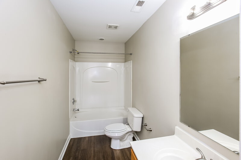 2,810/Mo, 1320 Bray Drive Charlotte, NC 28214 Main Bathroom View