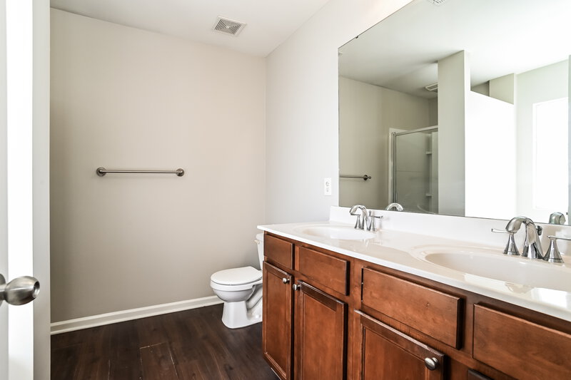 2,210/Mo, 10422 Grand Fir Road Charlotte, NC 28227 Main Bathroom View
