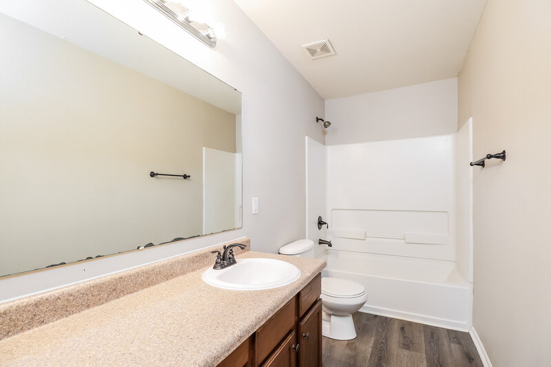 2,140/Mo, 1316 Waterlily Lane Charlotte, NC 28262 Main Bathroom View