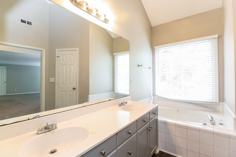 2,260/Mo, 10421 Henbane Court Charlotte, NC 28213 Main Bathroom View