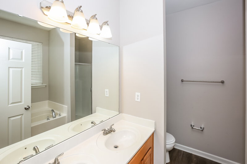 2,165/Mo, 4712 Abercromby Street Charlotte, NC 28213 Main Bathroom View