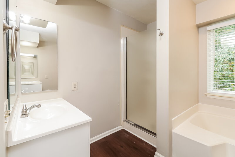 1,805/Mo, 2009 Killarney Place Charlotte, NC 28262 Main Bathroom View