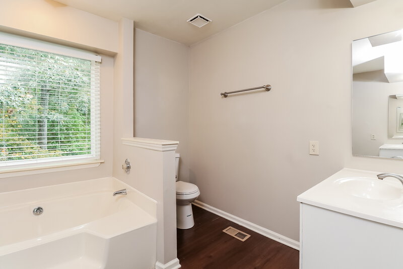 1,805/Mo, 2009 Killarney Place Charlotte, NC 28262 Main Bathroom View 2