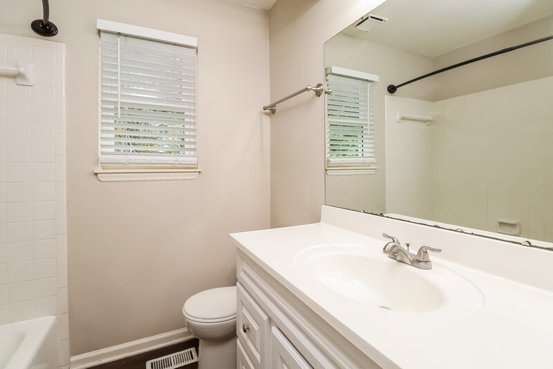 1,805/Mo, 2009 Killarney Place Charlotte, NC 28262 Bathroom View