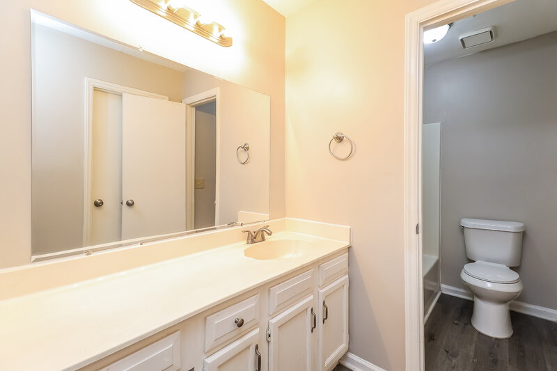 1,955/Mo, 5422 Doverstone Court Charlotte, NC 28208 Main Bathroom View