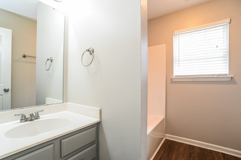 2,025/Mo, 1146 Franklin Thomas Place Charlotte, NC 28214 Main Bathroom View