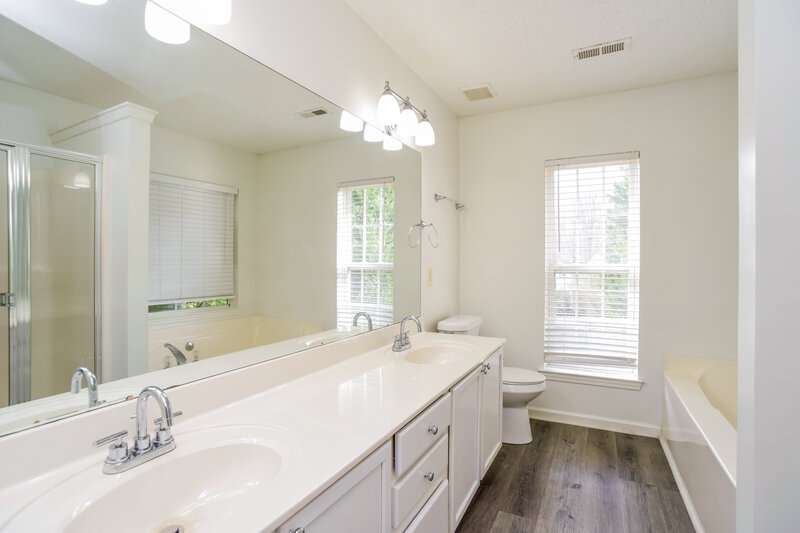 2,150/Mo, 10033 Brawley Ln Charlotte, NC 28215 Main Bathroom View
