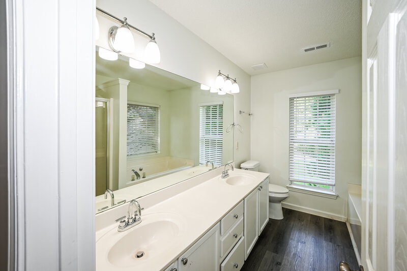 2,075/Mo, 10033 Brawley Ln Charlotte, NC 28215 Main Bathroom View
