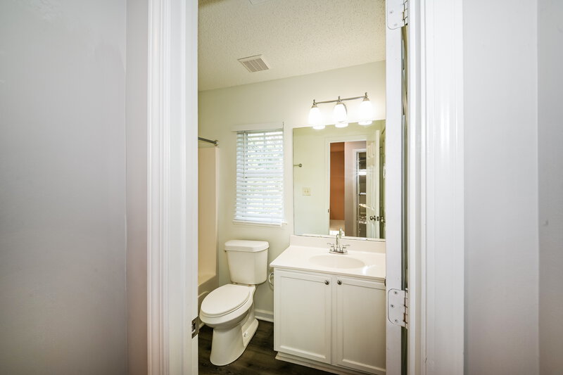 2,075/Mo, 10033 Brawley Ln Charlotte, NC 28215 Bathroom View