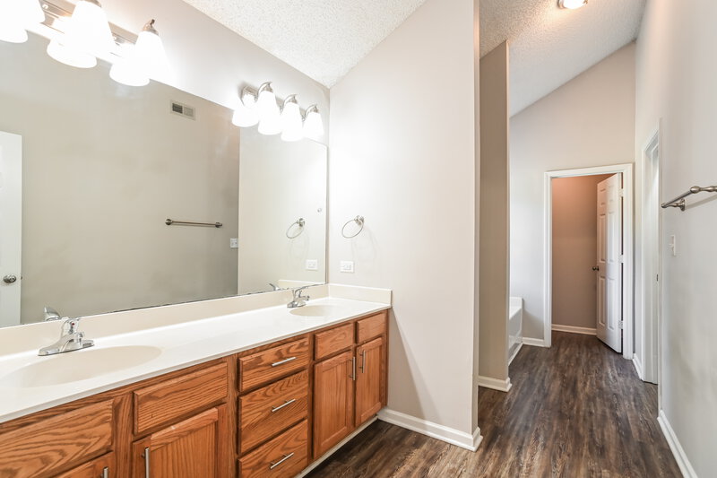 2,070/Mo, 1715 Harte Circle Charlotte, NC 28216 Main Bathroom View