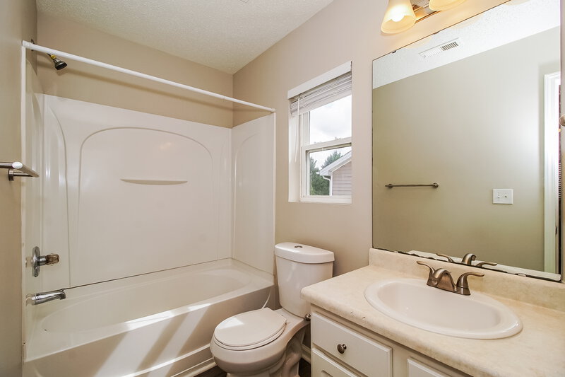 1,680/Mo, 1028 Kings Mountain Lane Gastonia, NC 28054 Main Bathroom View