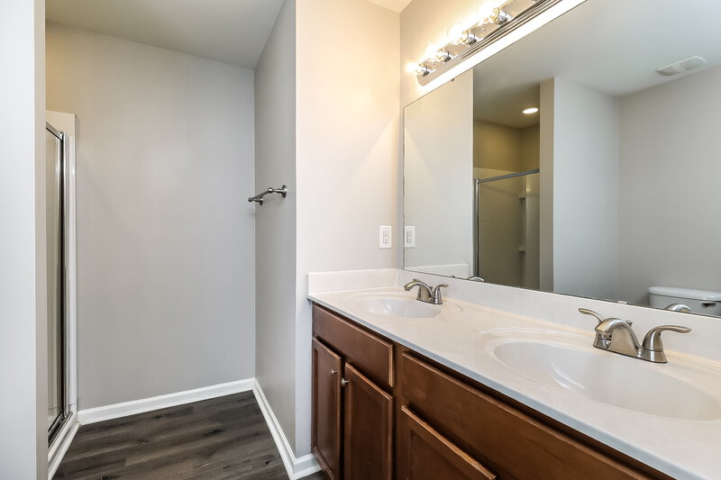 1,825/Mo, 5012 Broad Leaf Court Dallas, NC 28034 Main Bathroom View