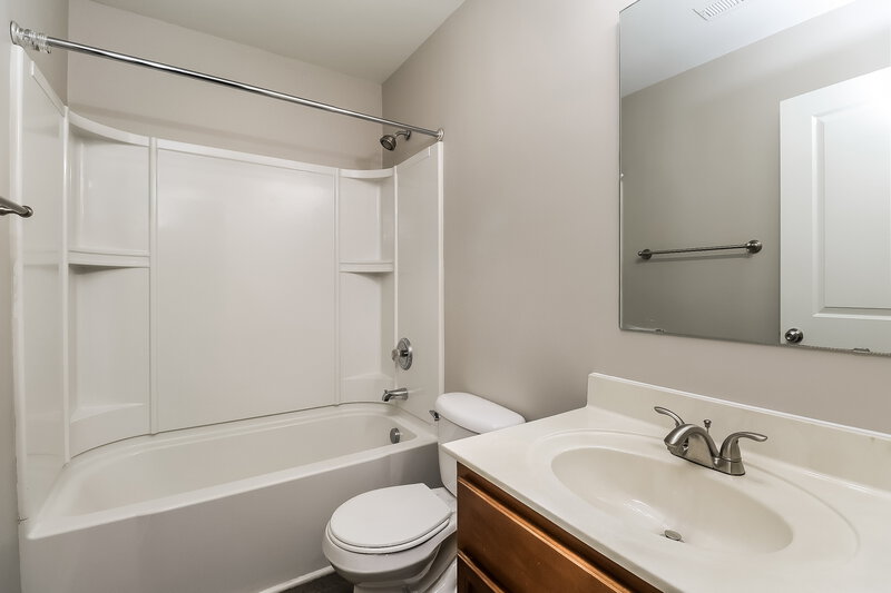 1,825/Mo, 5012 Broad Leaf Court Dallas, NC 28034 Bathroom View