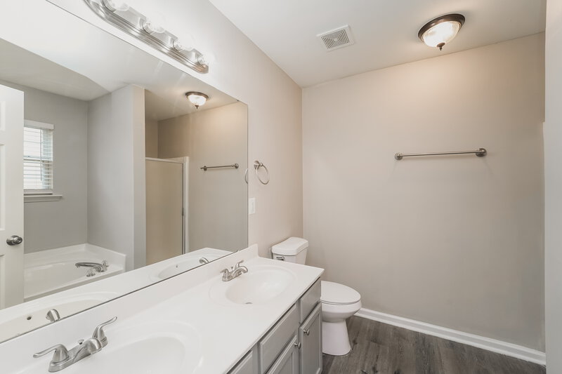 2,025/Mo, 6101 Spanish Moss Ln Charlotte, NC 28262 Main Bathroom View