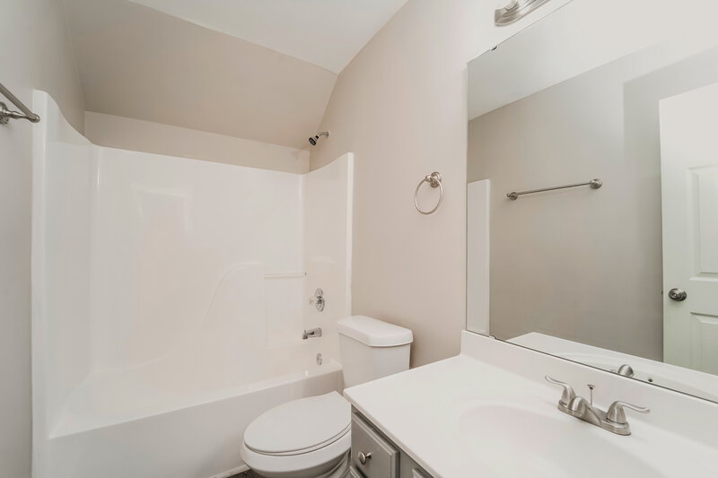 2,025/Mo, 6101 Spanish Moss Ln Charlotte, NC 28262 Bathroom View