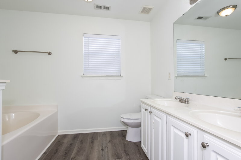 1,815/Mo, 1104 Vistalite Lane Dallas, NC 28034 Bathroom View 2