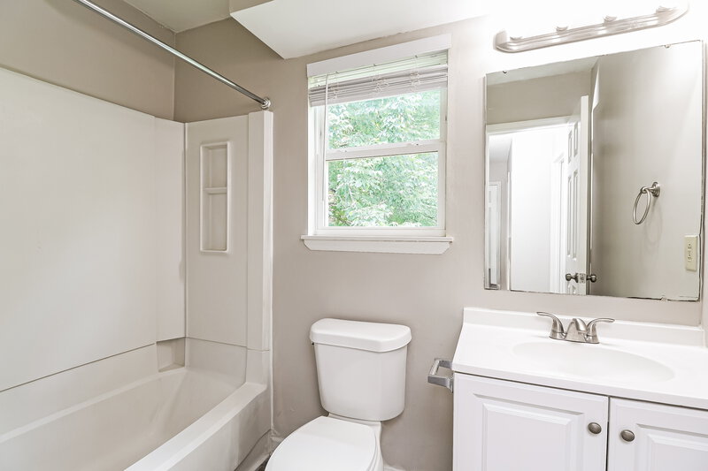 2,410/Mo, 2341 Castlecomer Drive Charlotte, NC 28262 Main Bathroom View 2