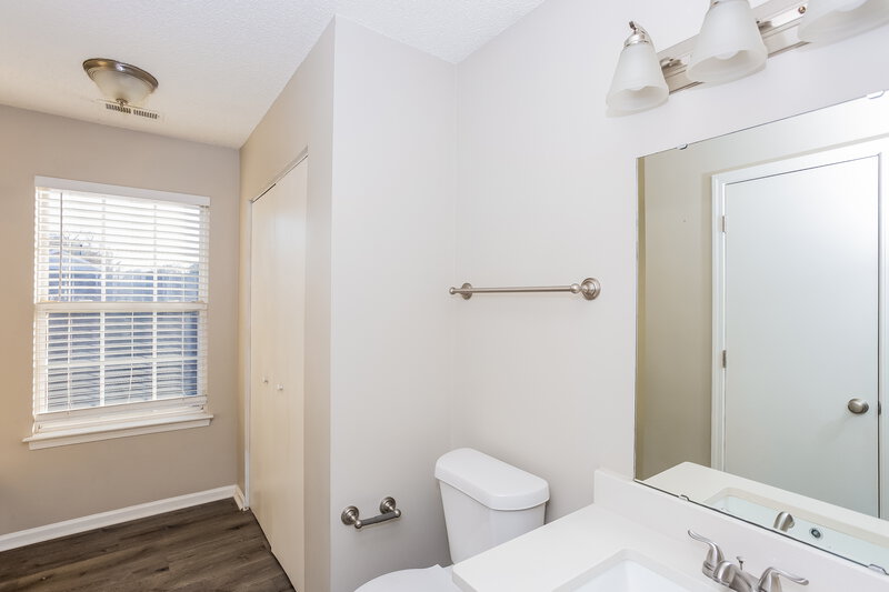 1,865/Mo, 427 Amhurst St SW Concord, NC 28025 Main Bathroom View