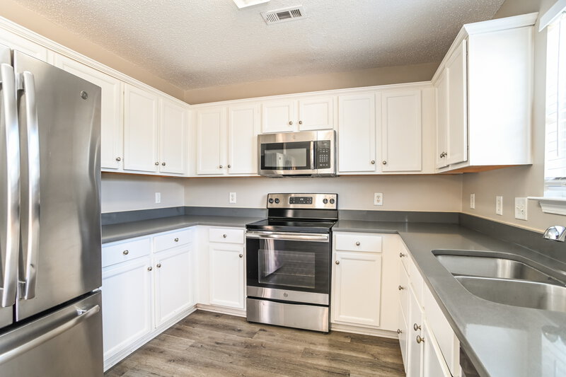 1,775/Mo, 913 River Trail Road Lowell, NC 28098 Kitchen View