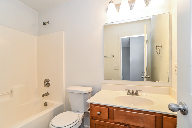 1,775/Mo, 913 River Trail Road Lowell, NC 28098 Main Bathroom View