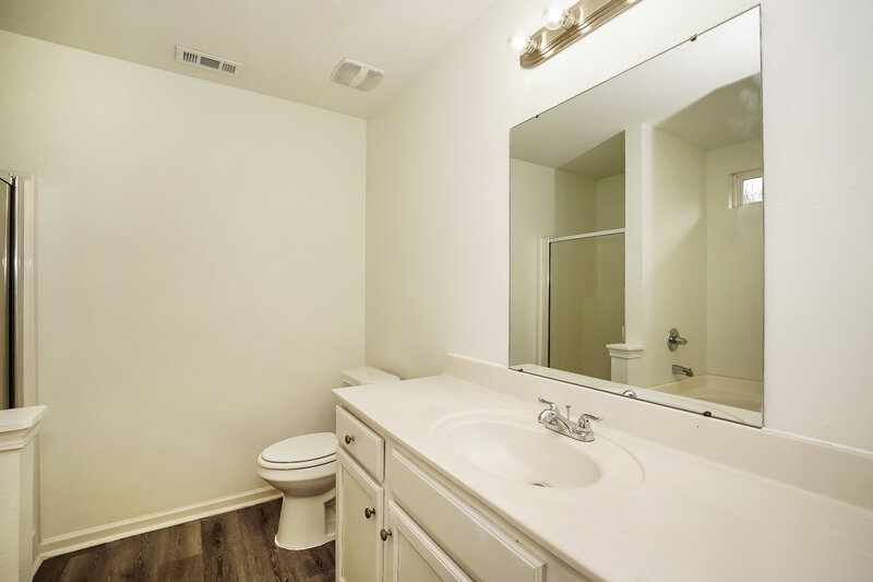 1,880/Mo, 5113 Autumn Oak Drive Charlotte, NC 28269 Main Bathroom View
