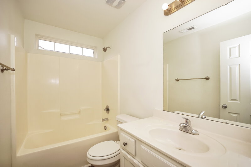 1,880/Mo, 5113 Autumn Oak Drive Charlotte, NC 28269 Bathroom View