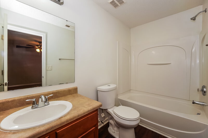 1,695/Mo, 5104 Oak Pasture Lane Charlotte, NC 28269 Main Bathroom View