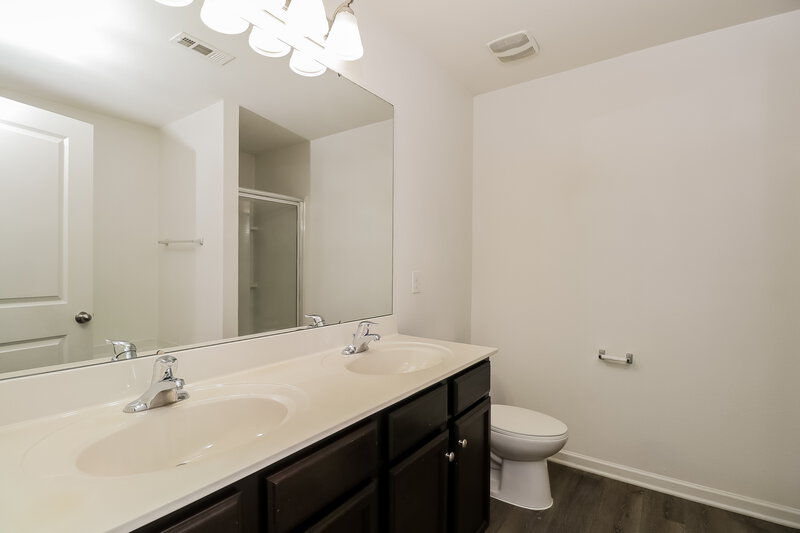1,700/Mo, 1861 Windy Willow Lane Dallas, NC 28034 Main Bathroom View