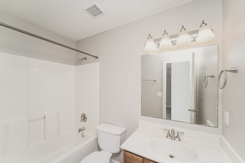 1,855/Mo, 624 Lightspun Ln Charlotte, NC 28216 Main Bathroom View