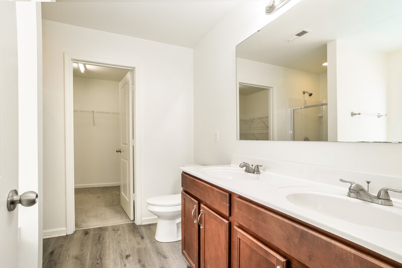 2,035/Mo, 5004 Broad Leaf Ct Dallas, NC 28034 Main Bathroom View