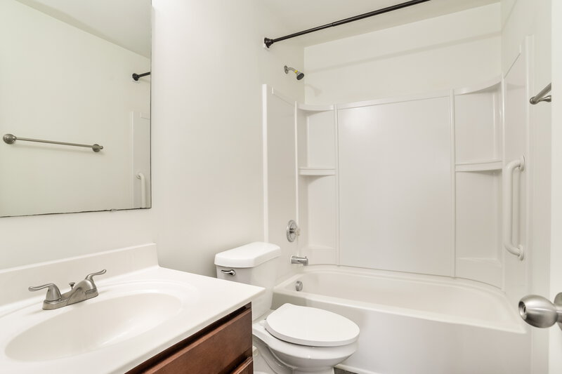 2,035/Mo, 5004 Broad Leaf Ct Dallas, NC 28034 Bathroom View