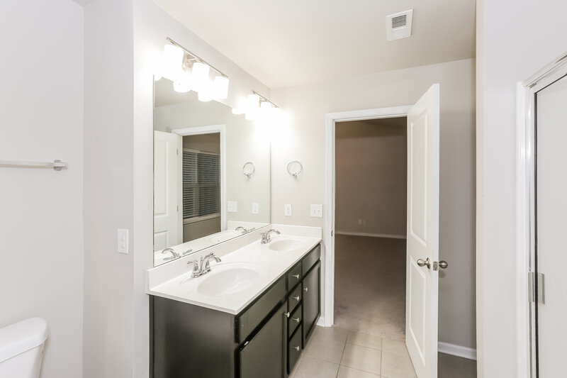 2,450/Mo, 10042 Brawley Lane Charlotte, NC 28215 Main Bathroom View