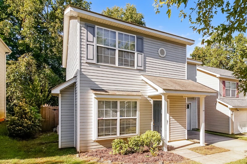 1,725/Mo, 316 Peachtree Rd Charlotte, NC 28216 Front View 2