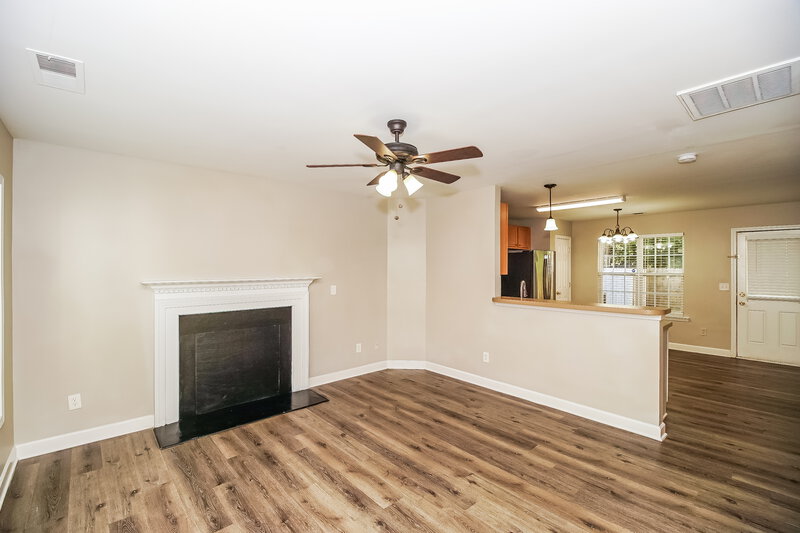 1,725/Mo, 316 Peachtree Rd Charlotte, NC 28216 Living Room View