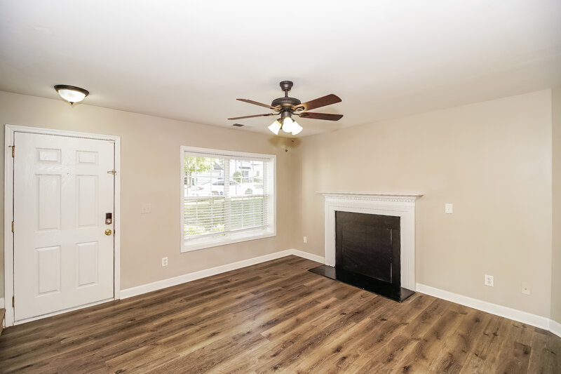 1,725/Mo, 316 Peachtree Rd Charlotte, NC 28216 Living Room View 2