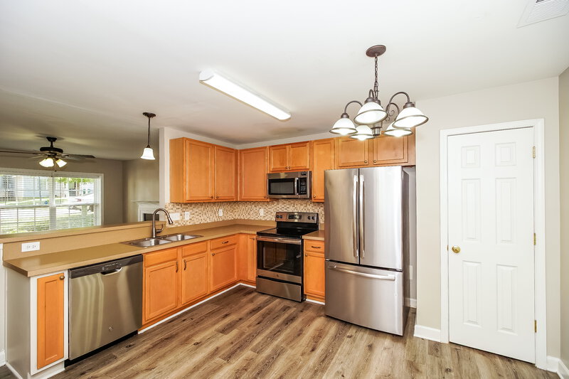 1,725/Mo, 316 Peachtree Rd Charlotte, NC 28216 Kitchen View
