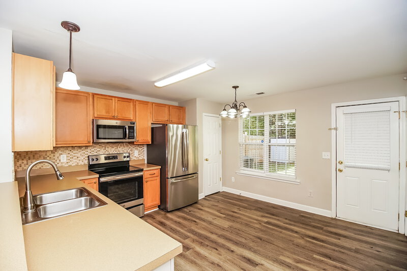 1,725/Mo, 316 Peachtree Rd Charlotte, NC 28216 Kitchen View 2
