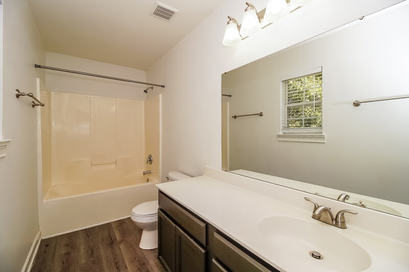 1,725/Mo, 316 Peachtree Rd Charlotte, NC 28216 Main Bathroom View