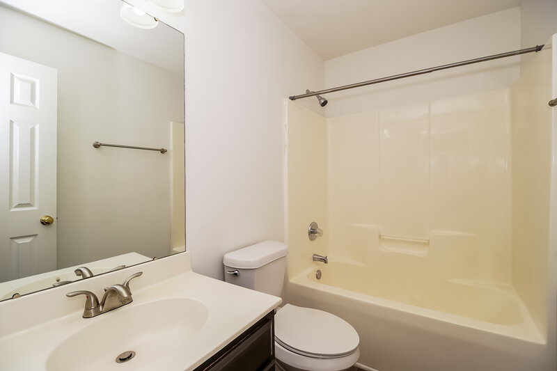 1,725/Mo, 316 Peachtree Rd Charlotte, NC 28216 Bathroom View