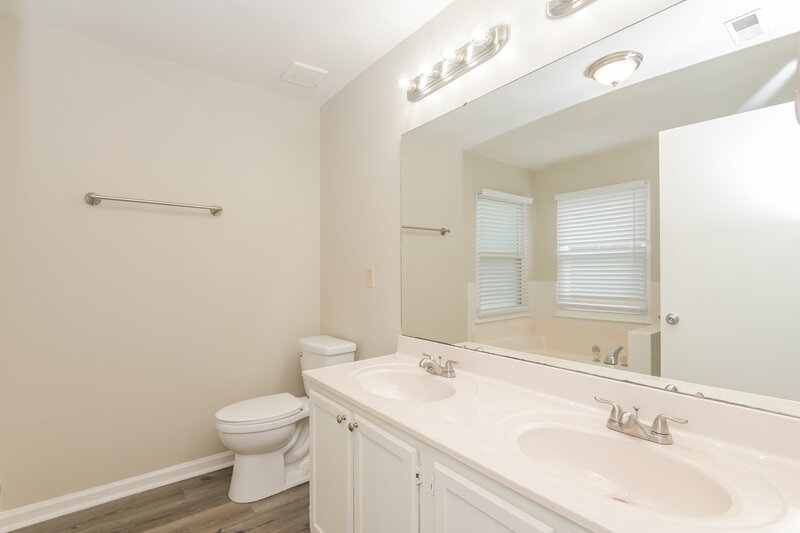 2,005/Mo, 2108 David Earl Dr Charlotte, NC 28213 Main Bathroom View