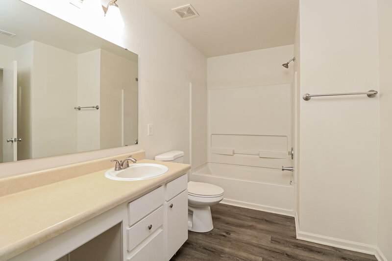 1,825/Mo, 7234 Fox Point Dr Charlotte, NC 28269 Main Bathroom View