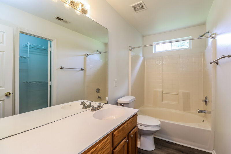 1,985/Mo, 12526 Cheryl Anne Pl Charlotte, NC 28262 Main Bathroom View