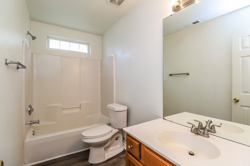 1,985/Mo, 12526 Cheryl Anne Pl Charlotte, NC 28262 Main Bathroom View 2