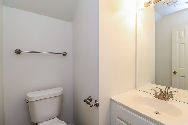 1,985/Mo, 12526 Cheryl Anne Pl Charlotte, NC 28262 Bathroom View