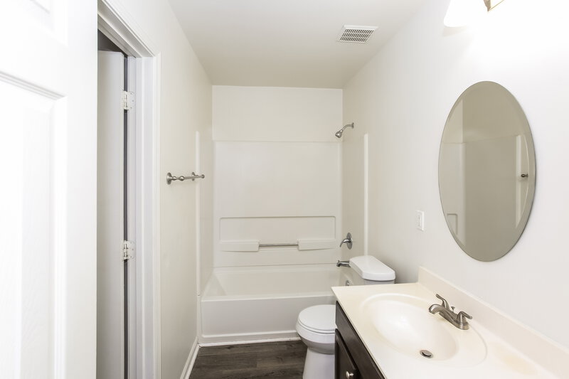 2,185/Mo, 7124 Fox Point Dr Charlotte, NC 28269 Bathroom View