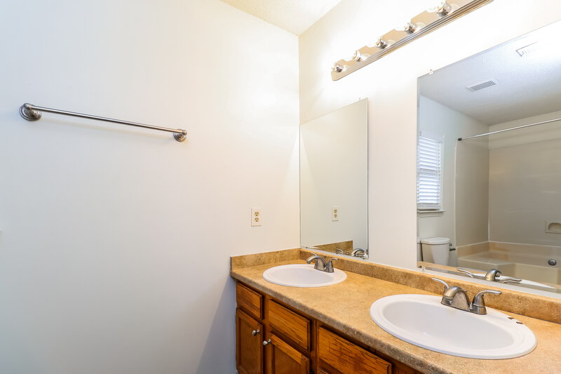 2,000/Mo, 6335 Teaneck Pl Charlotte, NC 28215 Main Bathroom View