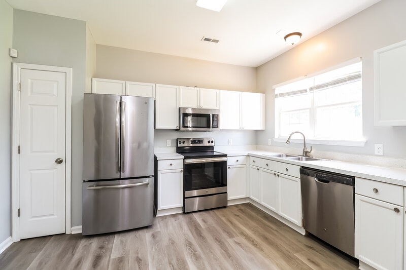 1,825/Mo, 1518 Braveheart Ln Charlotte, NC 28216 Kitchen View