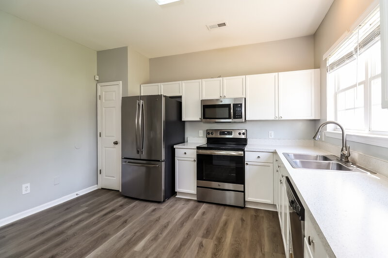 1,825/Mo, 1518 Braveheart Ln Charlotte, NC 28216 Kitchen View 2