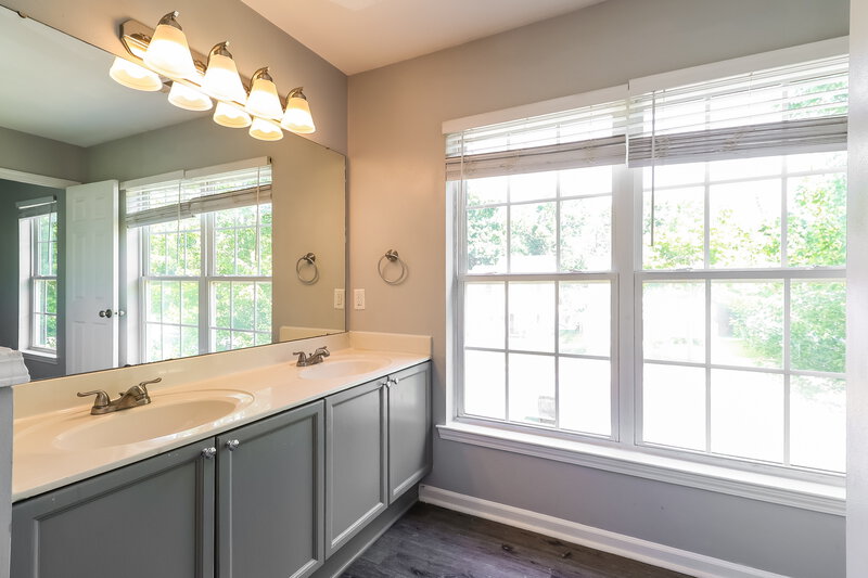 1,825/Mo, 1518 Braveheart Ln Charlotte, NC 28216 Main Bathroom View