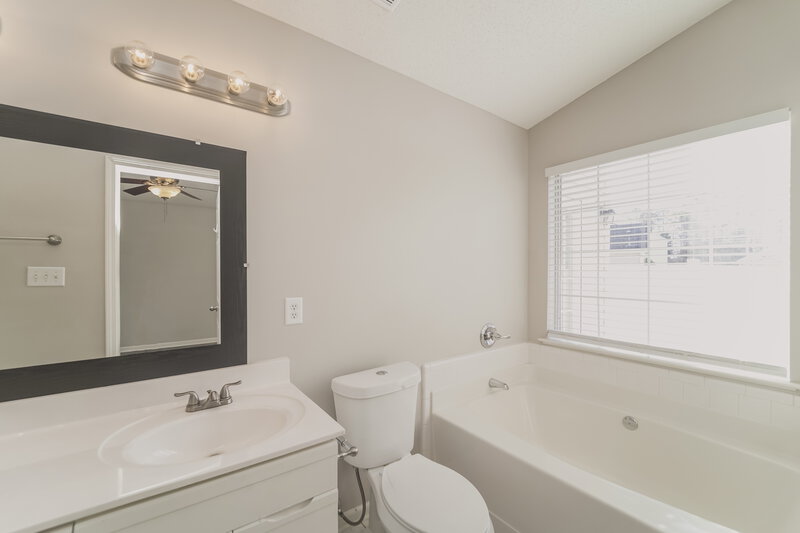 1,905/Mo, 9236 Kimmel Ln Charlotte, NC 28216 Main Bathroom View